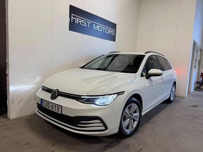 Vit Begagnad 2022 VW Golf VIII Kombi | 229 000 kr (Marknadspris) - Bild 1/4