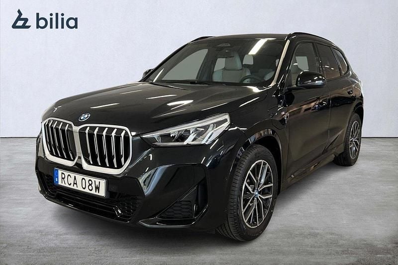 Svart (black sapphire metallic) Begagnad 2025 BMW X1 M Sport SUV | 619 900 kr - Bild 1/4