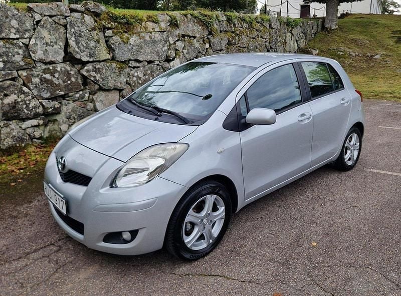 Silver Begagnad 2010 Toyota Yaris Halvkombi | 41 000 kr (Bra pris) - Bild 1/4