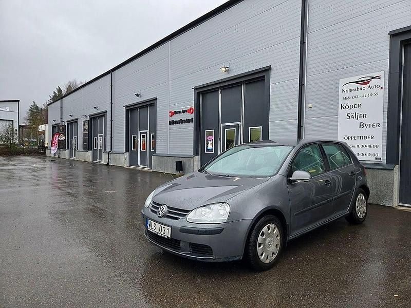 Grå Begagnad 2004 VW Golf IV Trendline Halvkombi | 34 900 kr (Marknadspris) - Bild 1/4