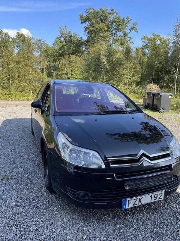 Svart Begagnad 2008 Citroën C4 Halvkombi | 39 500 kr (Marknadspris) - Bild 1/4