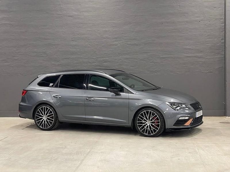 Grå metallic Begagnad 2018 Cupra Leon Kombi | 229 900 kr (Marknadspris) - Bild 1/4