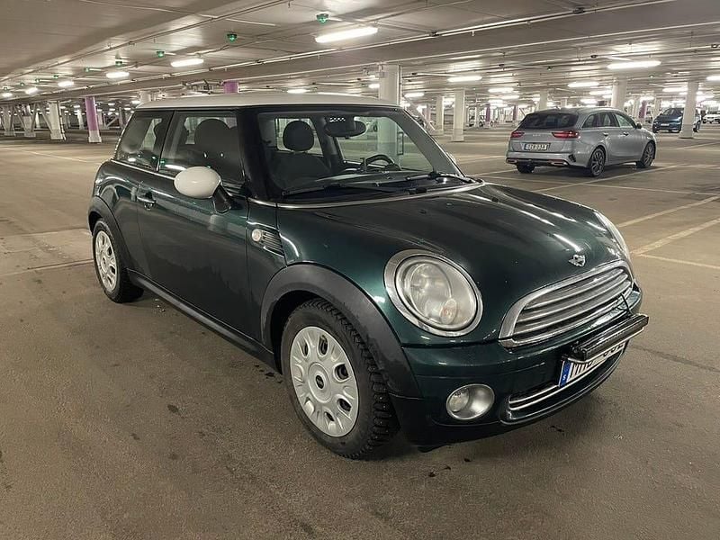 Brittish racing green Begagnad 2007 Mini Cooper Halvkombi | 42 500 kr (Marknadspris) - Bild 1/4