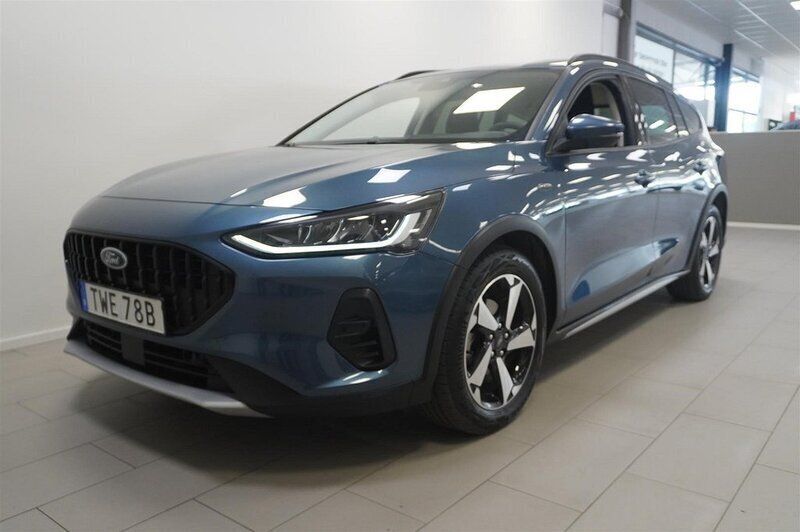 Blå/lila Begagnad 2023 Ford Focus Active Kombi | 279 900 kr - Bild 1/4