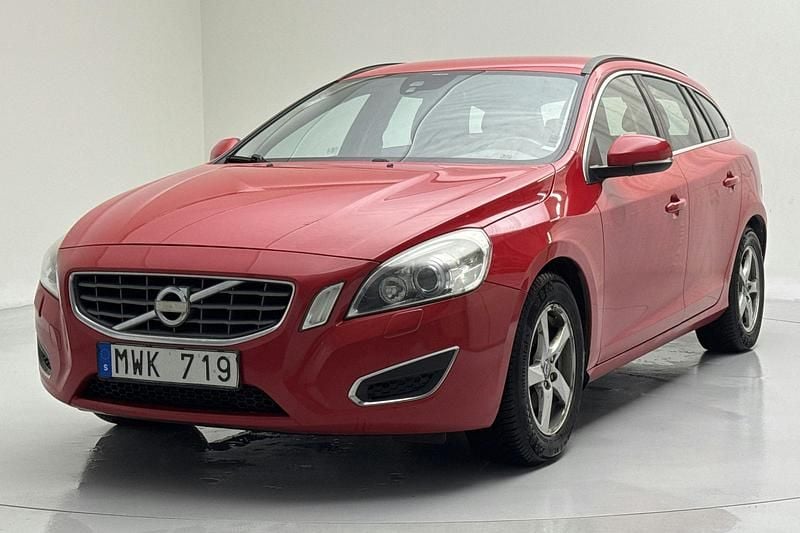 Röd Begagnad 2013 Volvo V60 Momentum Kombi | 62 000 kr (Superpris) - Bild 1/4
