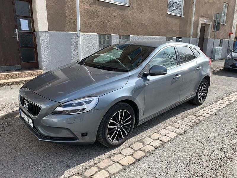Begagnad 2018 Volvo V40 Momentum Halvkombi | 161 900 kr (Bra pris) - Bild 1/4