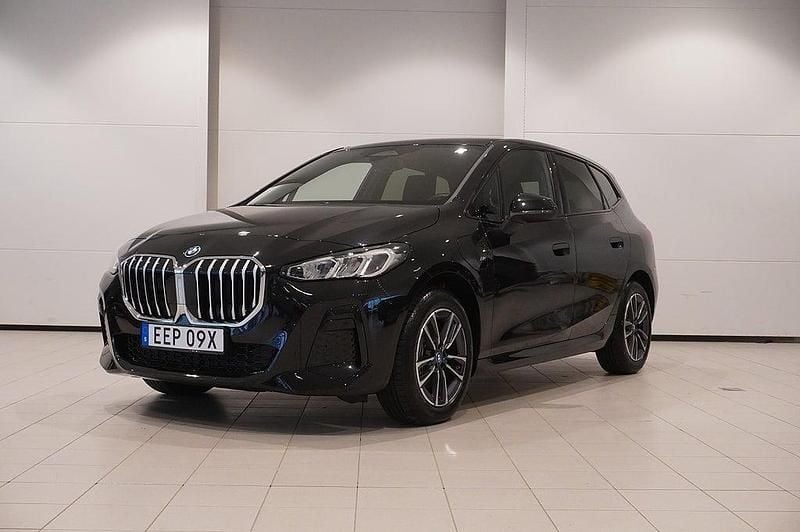 Svart Begagnad 2024 BMW 225 M Sport Kombi | 449 900 kr - Bild 1/4