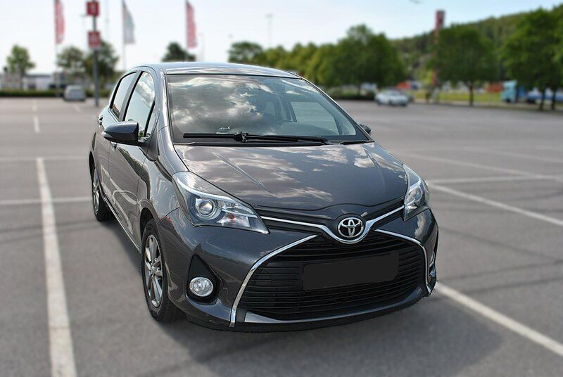 Grå Begagnad 2016 Toyota Yaris Active Halvkombi | 92 000 kr (Marknadspris) - Bild 1/4