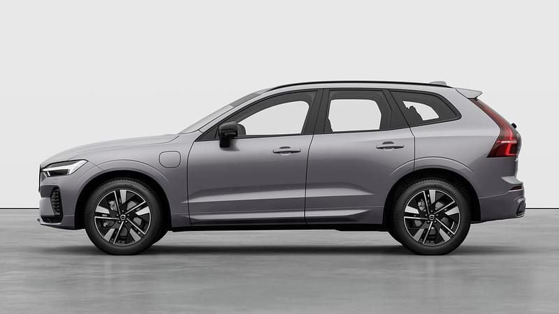 Silver Ny 2025 Volvo XC60 Plus SUV | 612 700 kr (Marknadspris) - Bild 1/4