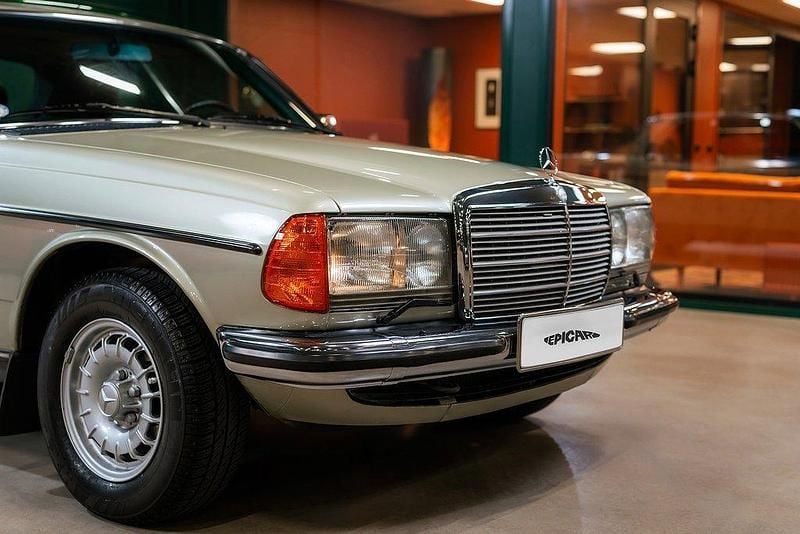 Begagnad Mercedes 230 136 HK (100 kW) 1983 Ljusgrön Sportkupé