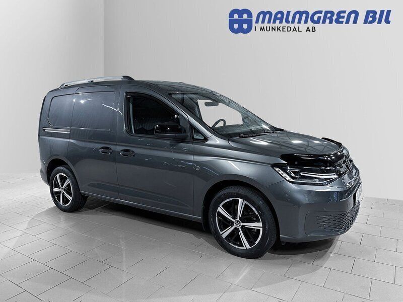 Grå (grå metallic) Begagnad 2023 VW Caddy Active Minibuss | 411 250 kr (Dyr) - Bild 1/4