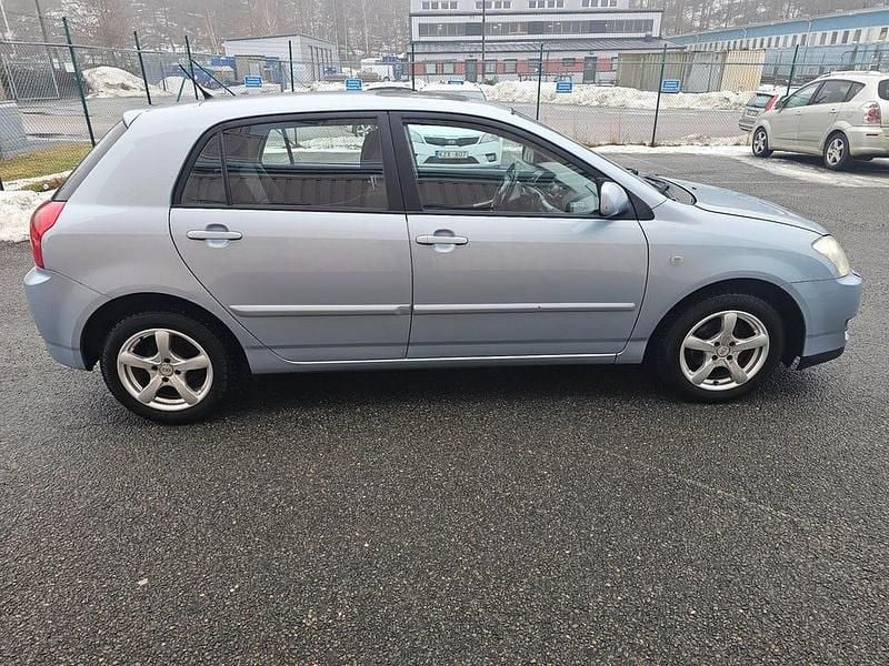 Begagnad Toyota Corolla 110 HK (80 kW) 2006 Blå