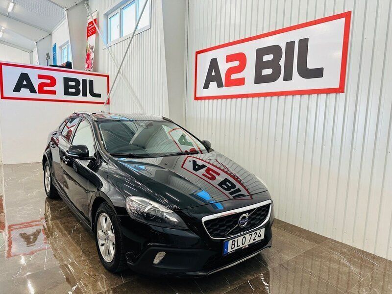 Svart Begagnad 2015 Volvo V40 CC Momentum Kombi | 104 900 kr (Marknadspris) - Bild 1/4