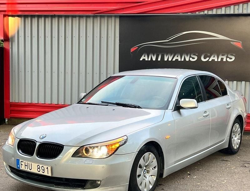 Ljusgrå (grå) Begagnad 2007 BMW 525 Sedan | 64 900 kr (Marknadspris) - Bild 1/4