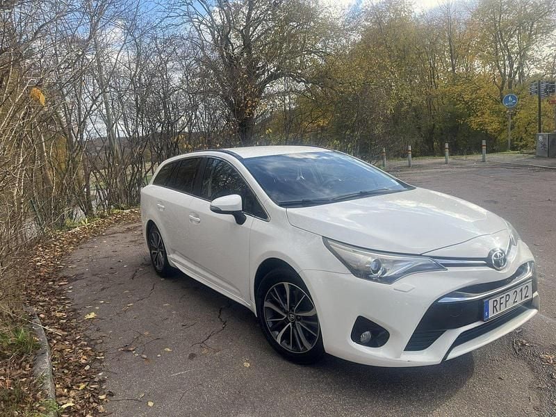 Vit Begagnad 2016 Toyota Avensis Active Kombi | 135 000 kr (Marknadspris) - Bild 1/4