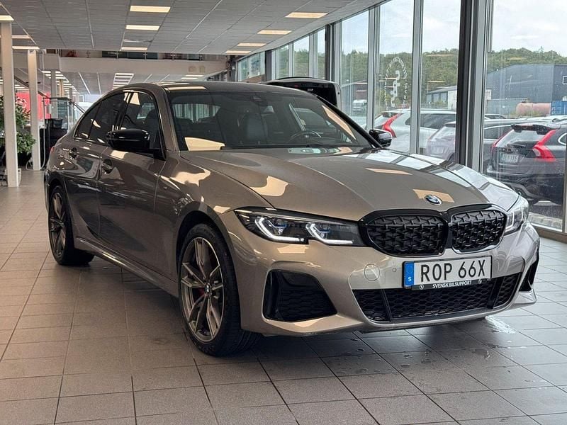 Mörkgrå (grå) Begagnad 2022 BMW M340 M Sport Sedan | 579 900 kr (Bra pris) - Bild 1/4