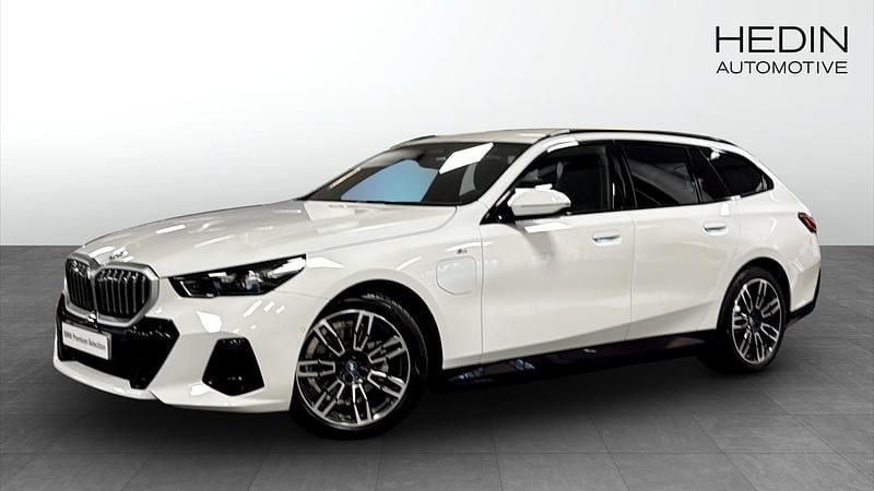 Vit (white) Begagnad 2025 BMW 530e M Sport Kombi | 594 700 kr (Superpris) - Bild 1/4