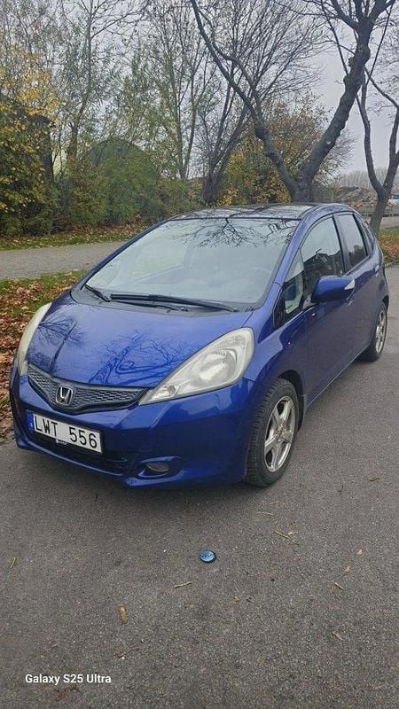 Blå Begagnad 2012 Honda Jazz Halvkombi | 64 900 kr (Marknadspris) - Bild 1/4