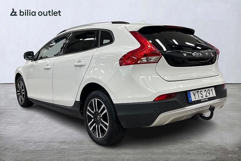 Begagnad Volvo V40 Momentum 120 HK (88 kW) 2017 Vit Halvkombi