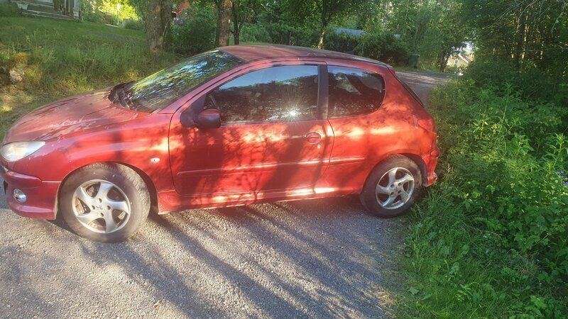 Röd Begagnad 2005 Peugeot 206 Halvkombi | 8 500 kr (Marknadspris) - Bild 1/3