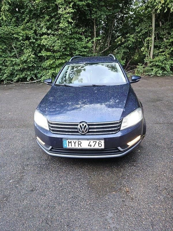 Blå Begagnad 2011 VW Passat Kombi | 50 000 kr (Superpris) - Bild 1/4