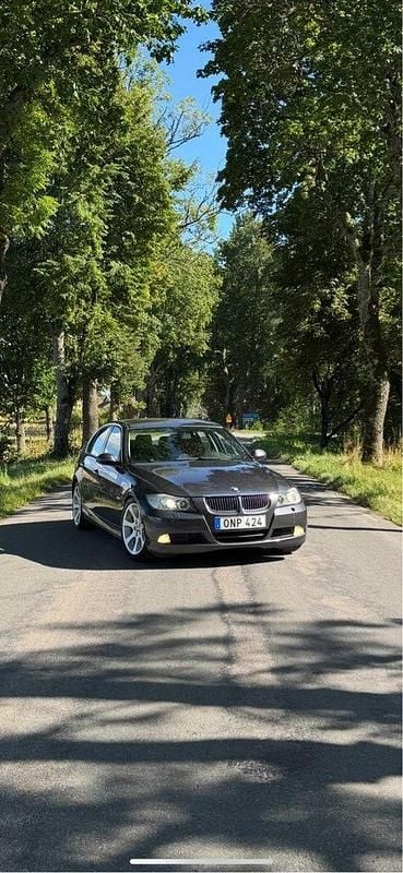 Grå Begagnad 2007 BMW 325 Advantage Sedan | 45 000 kr (Marknadspris) - Bild 1/4