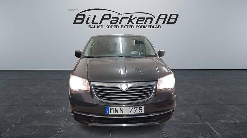 Begagnad Lancia Voyager 163 HK (119 kW) 2012 Grå Minibuss