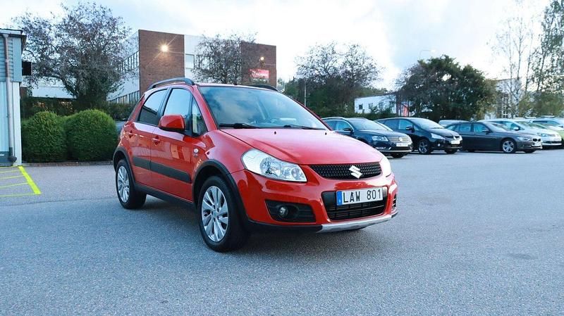 Röd Begagnad 2012 Suzuki SX4 GLX Halvkombi | 69 700 kr (Lite dyr) - Bild 1/4