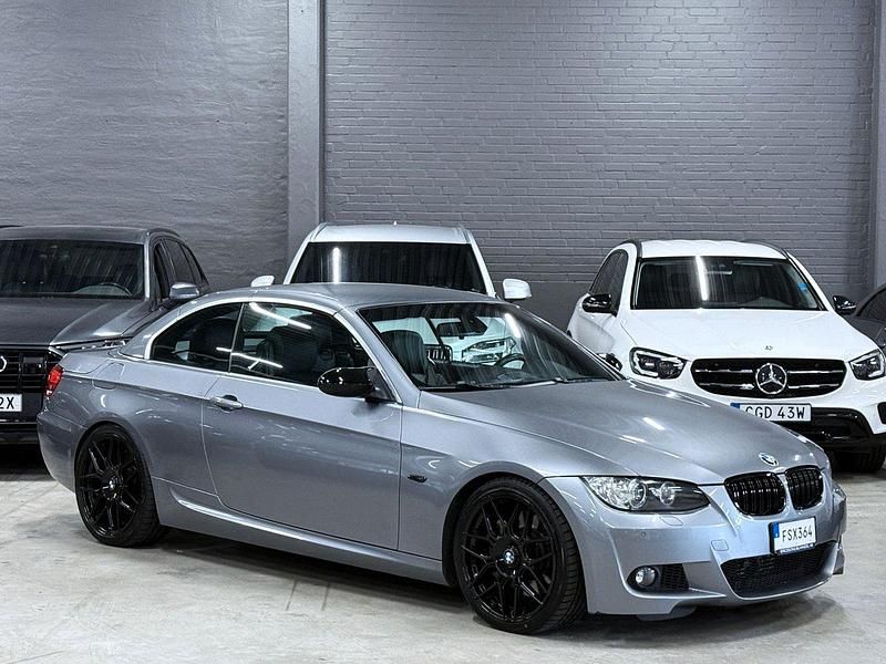 Grå Begagnad 2007 BMW 335 Cabriolet M Sport Cab | 179 900 kr (Marknadspris) - Bild 1/4
