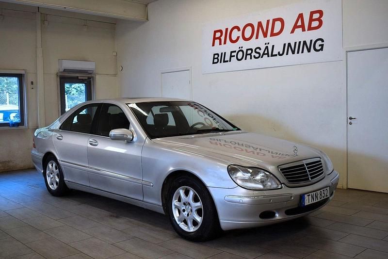 Silver Begagnad 2002 Mercedes S320 Sedan | 59 900 kr - Bild 1/4