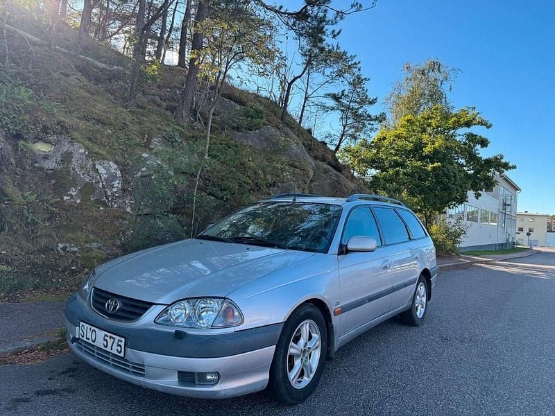 Silver Begagnad 2000 Toyota Avensis Kombi | 19 900 kr (Marknadspris) - Bild 1/4