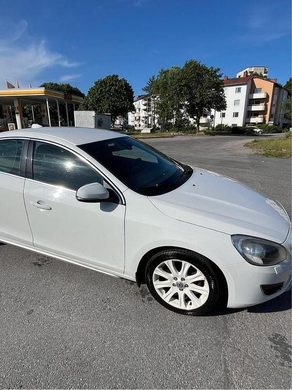 Vit Begagnad 2011 Volvo S60 Momentum Sedan | 66 000 kr (Bra pris) - Bild 1/4