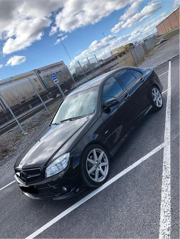 Svart Begagnad 2009 Mercedes C180 AMG Sedan | 84 900 kr (Marknadspris) - Bild 1/4