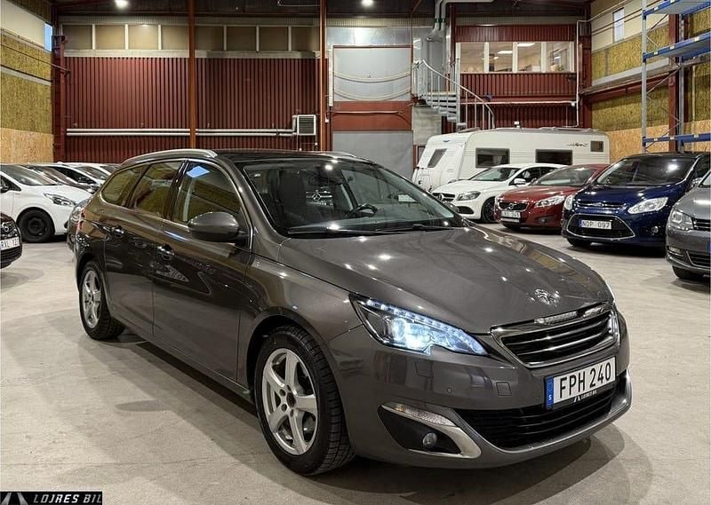 Brun Begagnad 2015 Peugeot 308 SW Allure Kombi | 109 700 kr (Marknadspris) - Bild 1/4