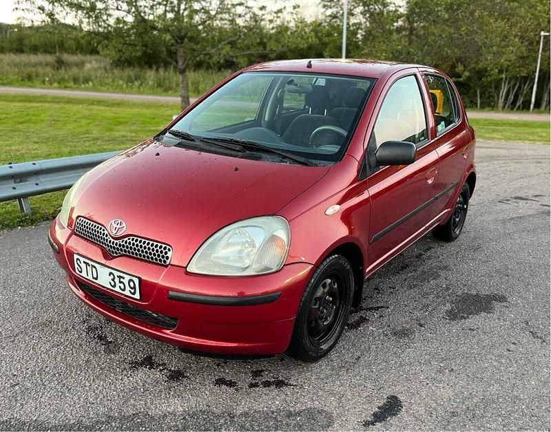 Röd Begagnad 2002 Toyota Yaris Halvkombi | 24 500 kr (Marknadspris) - Bild 1/4