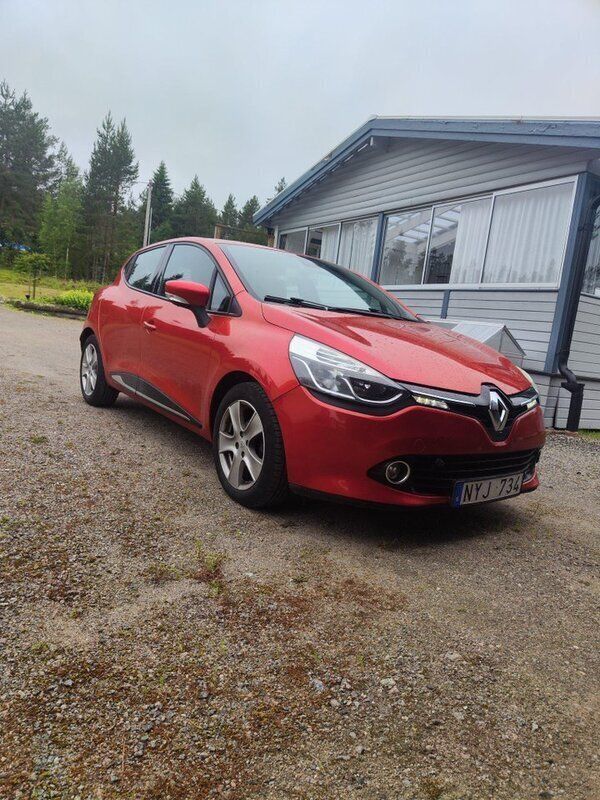 Röd Begagnad 2013 Renault Clio IV Halvkombi | 80 000 kr (Marknadspris) - Bild 1/4