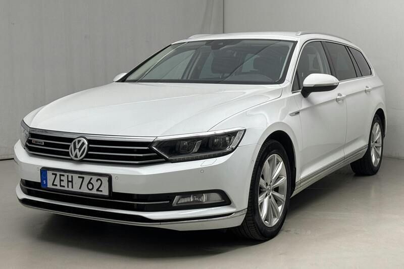 Vit Begagnad 2018 VW Passat GT Sedan | 179 900 kr (Bra pris) - Bild 1/4