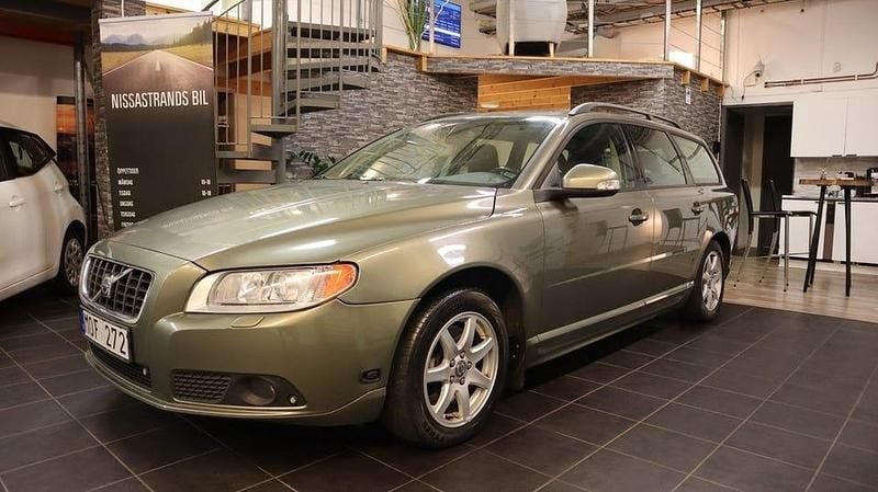 Grön Begagnad 2009 Volvo V70 Momentum Kombi | 49 900 kr (Marknadspris) - Bild 1/4