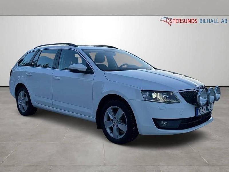 Vit Begagnad 2014 Skoda Octavia Ambition Kombi | 124 900 kr (Dyr) - Bild 1/4