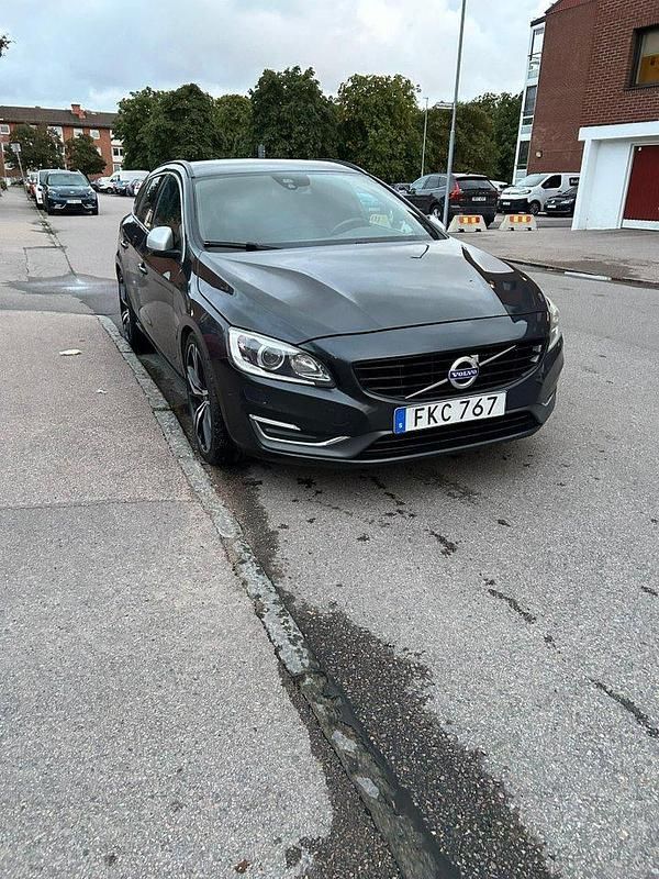 Grå Begagnad 2015 Volvo V60 Momentum Kombi | 95 000 kr (Bra pris) - Bild 1/4