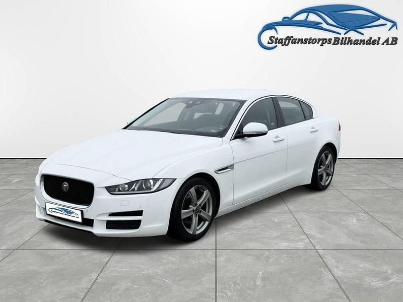 Begagnad Jaguar XE 163 HK (119 kW) 2015 Vit Sedan
