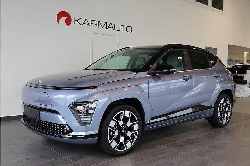 Blå med svart tak Begagnad 2024 Hyundai Kona Advanced SUV | 399 900 kr - Bild 1/4