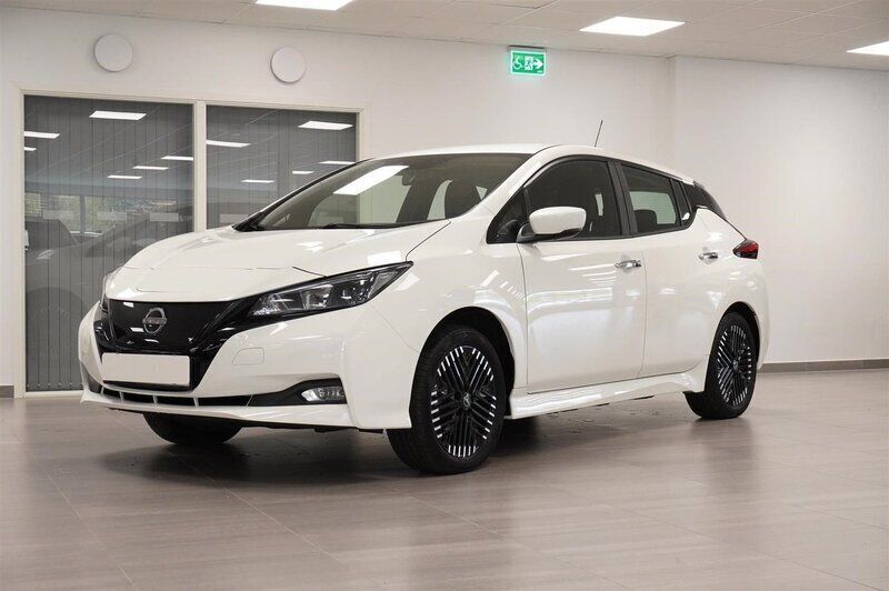 Vit Begagnad 2023 Nissan Leaf Acenta Halvkombi | 198 800 kr (Bra pris) - Bild 1/4