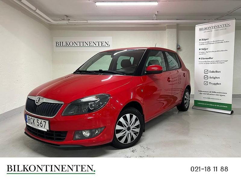 Röd Begagnad 2014 Skoda Fabia Ambiente Halvkombi | 84 800 kr (Marknadspris) - Bild 1/4