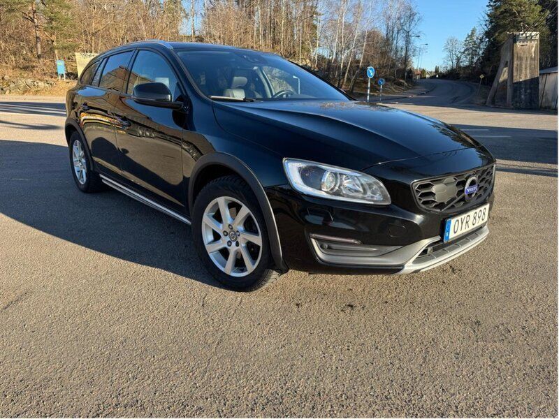 Svart Begagnad 2016 Volvo V60 CC Summum Kombi | 135 000 kr (Lite dyr) - Bild 1/4
