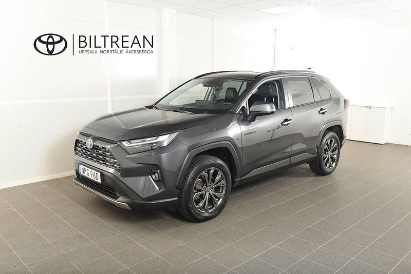Mörkgrå (grå metallic) Begagnad 2023 Toyota RAV4 Hybrid Executive SUV | 419 900 kr (Marknadspris) - Bild 1/4