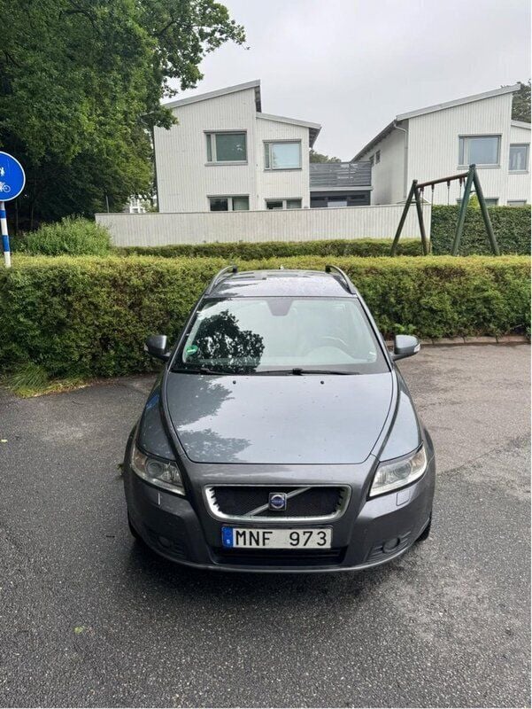 Grå Begagnad 2009 Volvo V50 Kombi | 26 000 kr (Lite dyr) - Bild 1/4