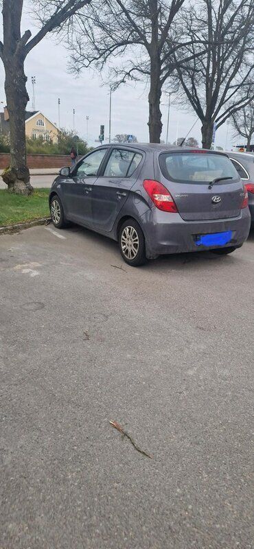 Grå Begagnad 2012 Hyundai i20 Premium Halvkombi | 42 000 kr (Marknadspris) - Bild 1/2