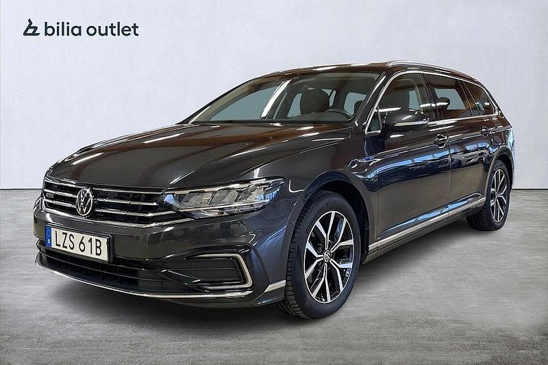 Mörkgrå Begagnad 2021 VW Passat GTE Kombi | 279 900 kr (Marknadspris) - Bild 1/3