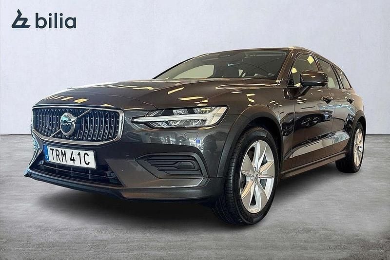 Grå Begagnad 2023 Volvo V60 CC Core Kombi | 369 900 kr (Marknadspris) - Bild 1/3